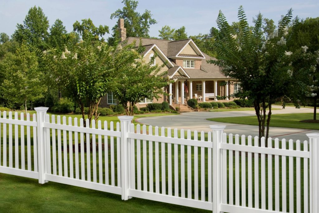 Vinyl Fencing Versus Other Fencing Materials